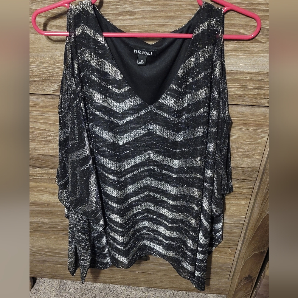Roz & Ali cold shoulder shimmering black and white top
